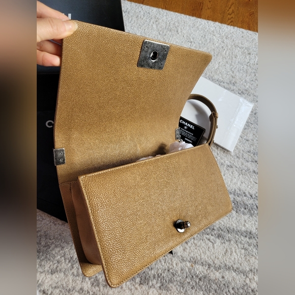 Chanel Old Medium Boy - Picture 12 of 12